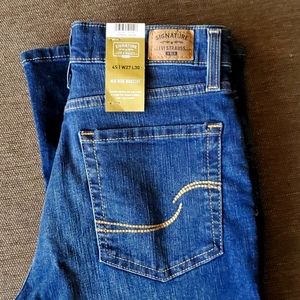 Brand new women's Signature by Levi's gold label mid rise boot cut jeans.